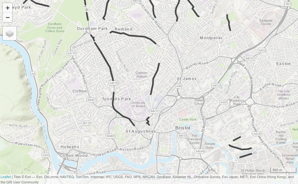 Bristol における自動車依存度を下げるために、自転車インフラを優先的に整備するルートの候補。静的マップは、既存のインフラと自動車と自転車の乗り換えの可能性が高いルートとの間のオーバーレイの概要を提供する (左)。`qtm()` 関数から生成されたインタラクティブ地図のスクリーンショットは、新しい自転車道から利益を得ることができる場所として Whiteladies Road を強調している (右)。