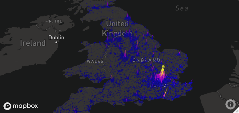 **mapdeck** によって生成された、イギリス全土の道路交通事故死傷者数を表す地図。1 km のセルの高さは事故件数を表す。